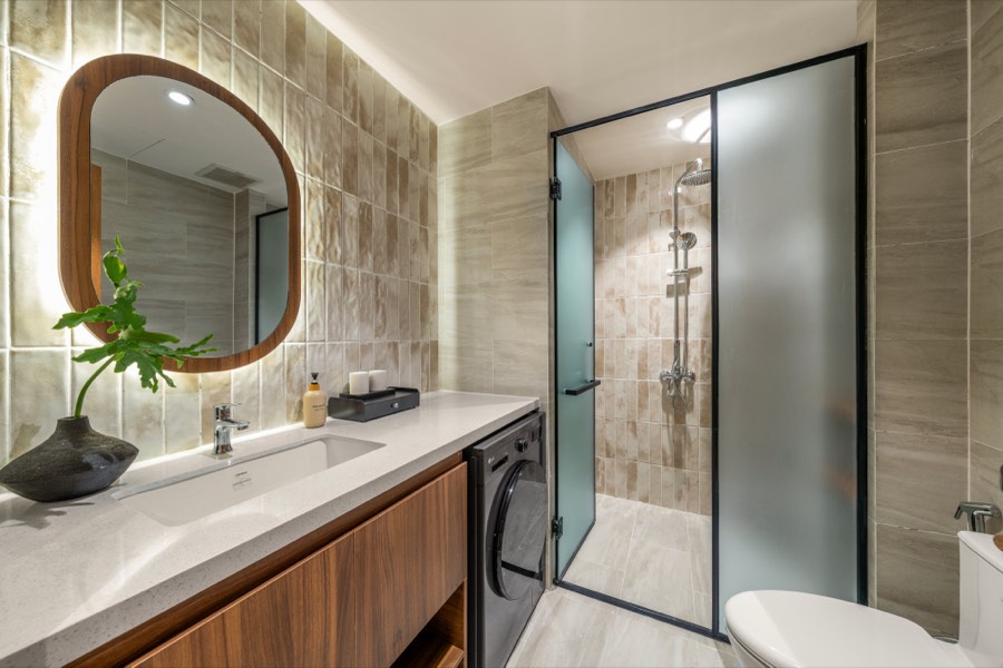Bathroom with a walk-in shower behind fluted glass